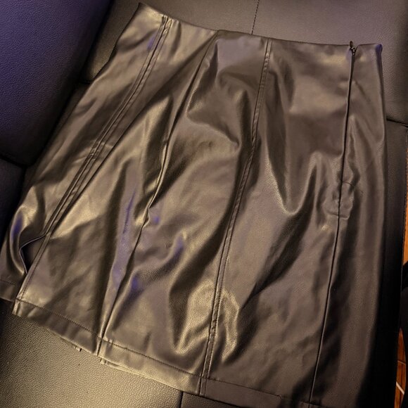Black Faux Leather Mini Skirt – Size S - Like New - Picture 5 of 6